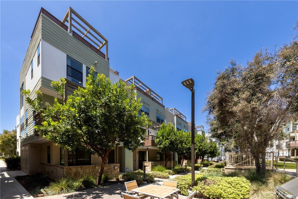 1675 Grand View