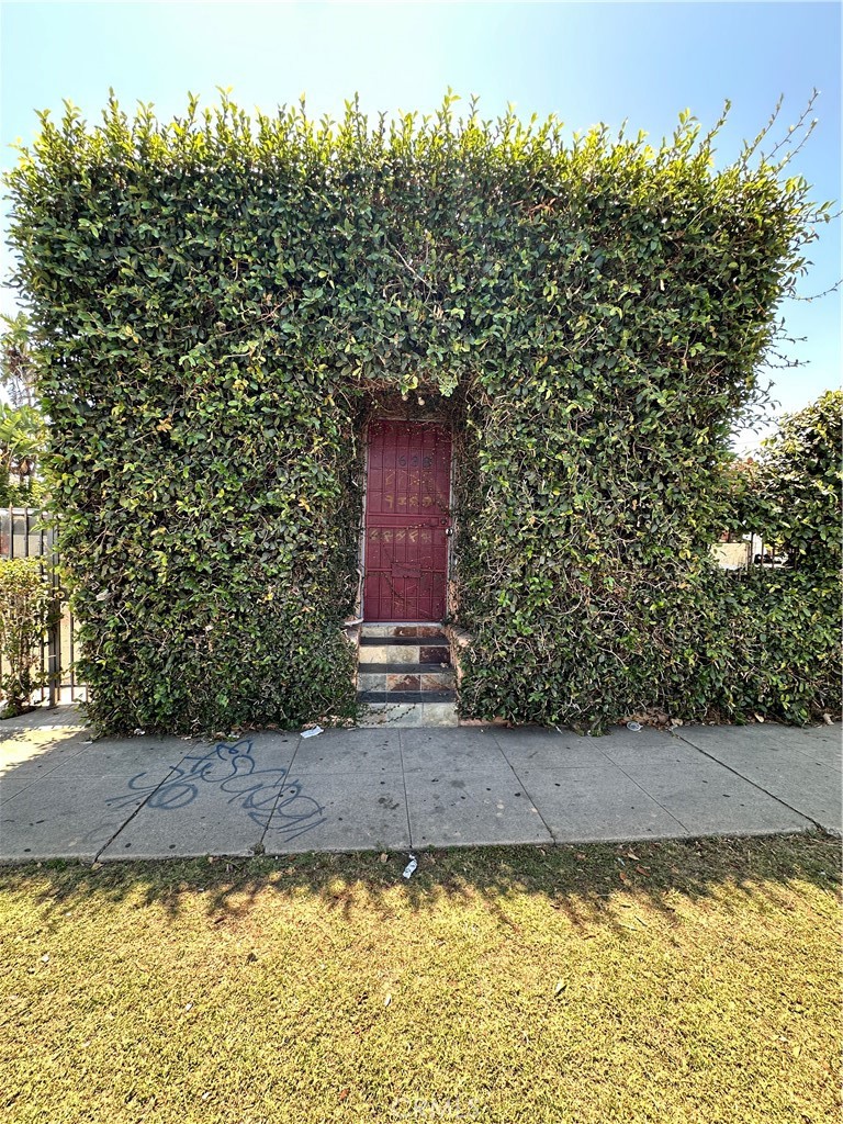 Fantastic Mixed-Use Opportunity in Prime Los Angeles Location!
Welcome to 638 W. Century Blvd., Los Angeles — a unique and versatile mixed-use property that offers endless potential for both business and residential use! This is the perfect opportunity for investors, entrepreneurs, or anyone looking to live and work in one convenient location.
The front of the property features a small yet inviting commercial office space, ideal for a real estate office, tax services, insurance agency, or any other professional use. Bright, cozy, and full of potential, this space is ready to bring your business vision to life.
In the rear, you’ll find a charming 1-bedroom, 1-bathroom detached home—perfect as a rental for passive income or even as a personal residence. The property offers ample parking, a rare and highly valuable feature in the area, making access easy and convenient for both clients and tenants.
Located on a high-visibility street near major freeways and just minutes from Inglewood, SoFi Stadium, and LAX, this property is in a prime location for growth and success.
Whether you're looking to expand your business, invest in income-producing property, or both—this one checks all the boxes!