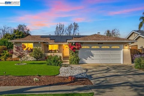 Photo of 35290 Farnham Dr, Newark, CA 94560 (MLS # 41127268)