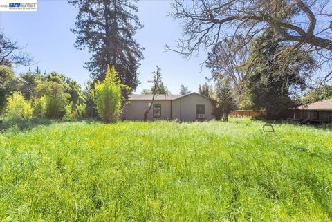 Photo of 23932 Madeiros Ave Ave, Hayward, CA 94541 (MLS # 41128551)