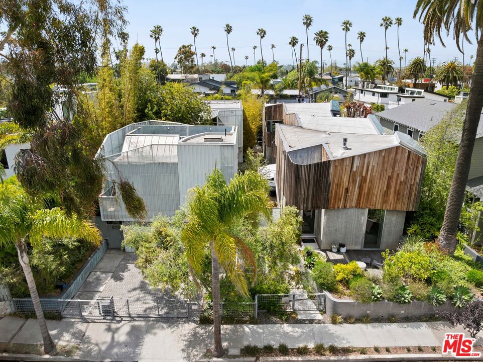 Properties 1 825 Palms Boulevard