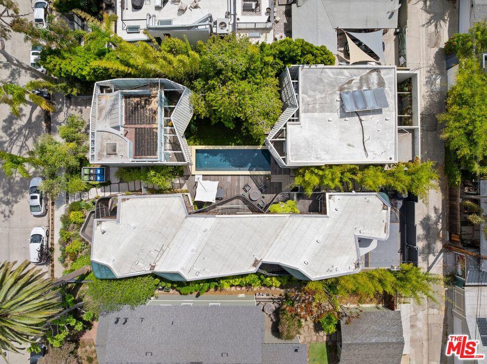 Properties 2 825 Palms Boulevard