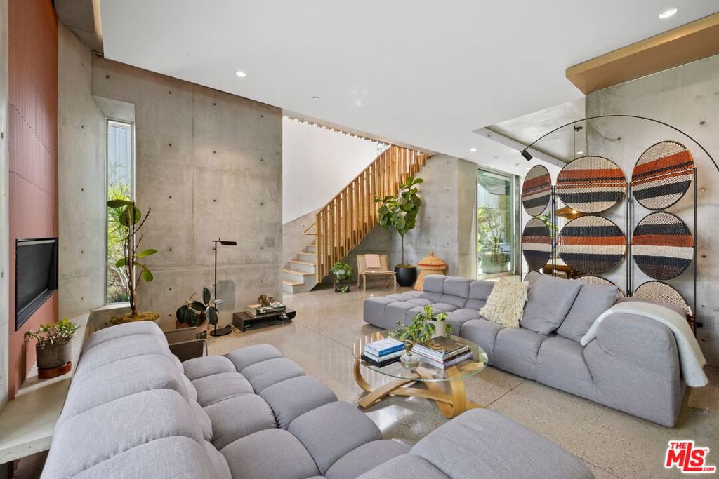 Properties 3 825 Palms Boulevard