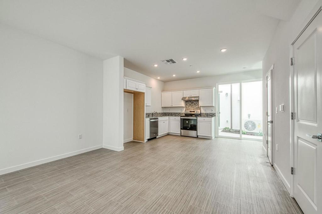 3006 Minaret Way Unit E