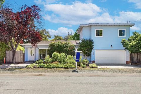 Photo of 592 Sunnymount Avenue, Sunnyvale, CA 94087 (MLS # ML82035273)
