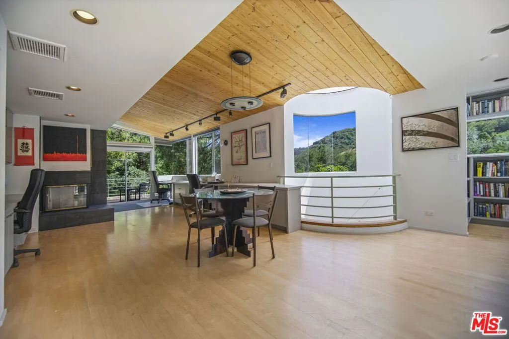 Los Angeles, California 90049, United States, 4 Bedrooms Bedrooms, ,4 BathroomsBathrooms,Residential,Active,133641