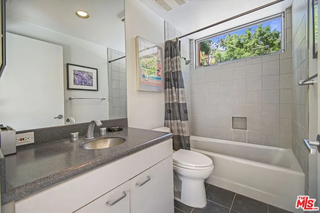 Los Angeles, California 90049, United States, 4 Bedrooms Bedrooms, ,4 BathroomsBathrooms,Residential,Active,133641