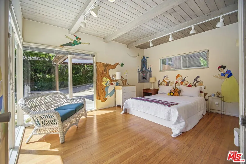 Los Angeles, California 90049, United States, 4 Bedrooms Bedrooms, ,4 BathroomsBathrooms,Residential,Active,133641