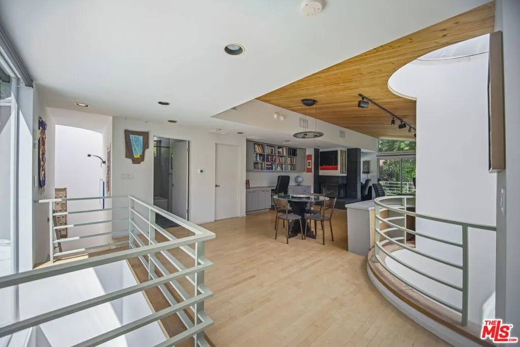 Los Angeles, California 90049, United States, 4 Bedrooms Bedrooms, ,4 BathroomsBathrooms,Residential,Active,133641