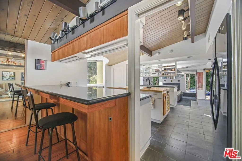 Los Angeles, California 90049, United States, 4 Bedrooms Bedrooms, ,4 BathroomsBathrooms,Residential,Active,133641