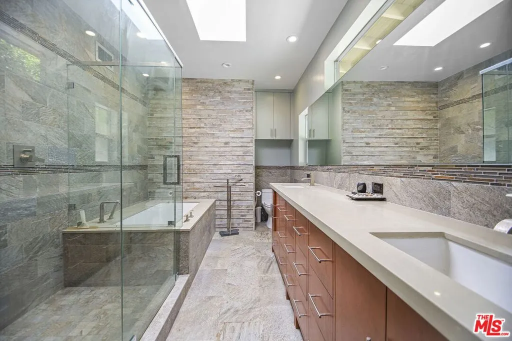 Los Angeles, California 90049, United States, 4 Bedrooms Bedrooms, ,4 BathroomsBathrooms,Residential,Active,133641