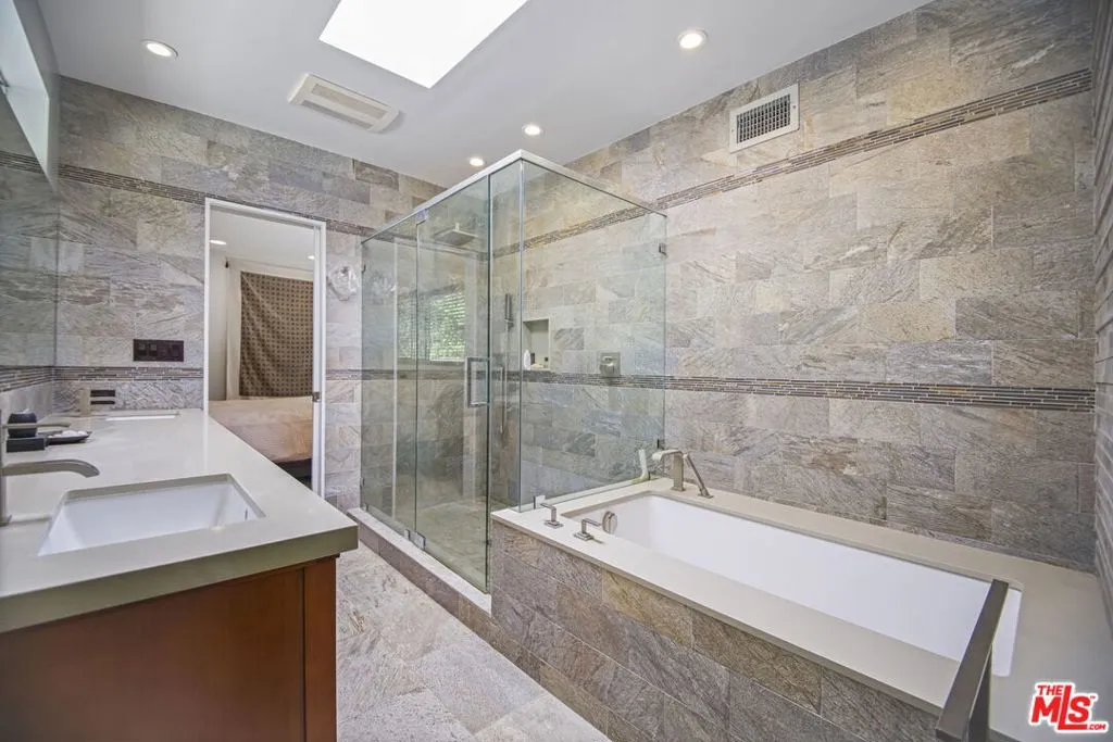 Los Angeles, California 90049, United States, 4 Bedrooms Bedrooms, ,4 BathroomsBathrooms,Residential,Active,133641