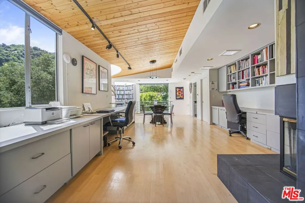 Los Angeles, California 90049, United States, 4 Bedrooms Bedrooms, ,4 BathroomsBathrooms,Residential,Active,133641