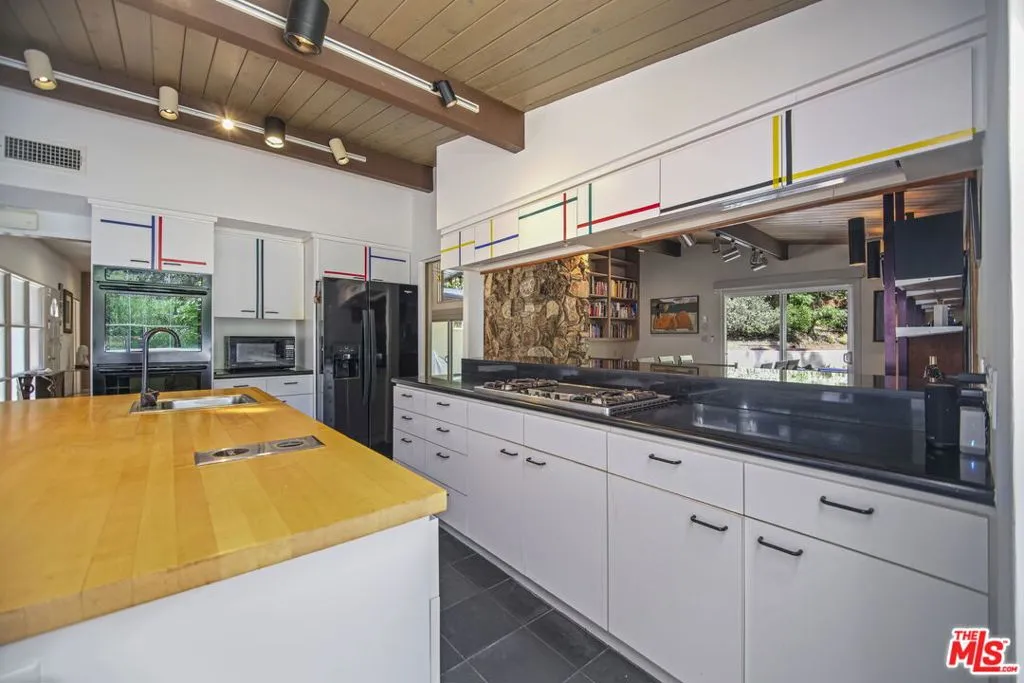 Los Angeles, California 90049, United States, 4 Bedrooms Bedrooms, ,4 BathroomsBathrooms,Residential,Active,133641