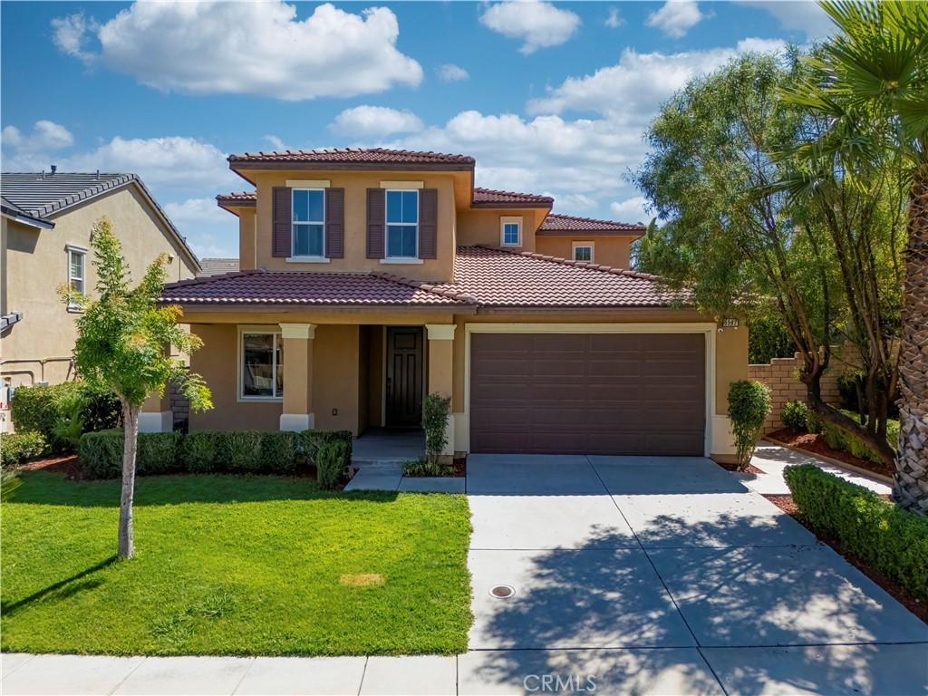Discover this spacious and modern single-family home in the highly desirable Rosena Ranch community of San Bernardino. Built in 2014, this two-story residence offers approximately 2,903 square feet of living space on a 6,575-square-foot lot. It features 5 bedrooms and 3 full bathrooms, including a versatile downstairs den/office that can easily serve as a guest room—perfect for multigenerational living.
The open-concept layout showcases a large Great Room with a cozy fireplace, flowing seamlessly into a stylish kitchen with granite countertops, stainless steel appliances, ample cabinetry, and a center island—ideal for both everyday living and entertaining. A formal dining room adds elegance, while the upstairs master suite boasts dual walk-in closets, a soaking tub, and a separate shower.
Freshly painted throughout with newly mulched landscaping for enhanced curb appeal, this home also offers an upstairs laundry room, a 3-car attached garage, and a covered front porch—making it move-in ready and perfect for comfortable family living.
Enjoy the resort-style amenities offered by the Rosena Ranch community, including a fitness center, swimming pool, clubhouse, and scenic walking trails.