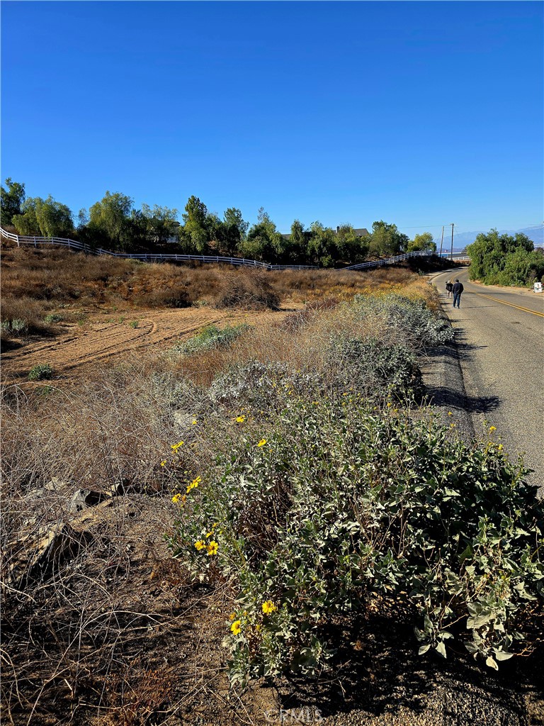 Great opportunity to own a prime piece of land in the magnificent area of Lake Mathews. With views of the lake the possibilities are endless! Surrounded by custom build homes, this land of 3.6 acres sits on a slope hill, but mostly flat. Your dream home awaits you!