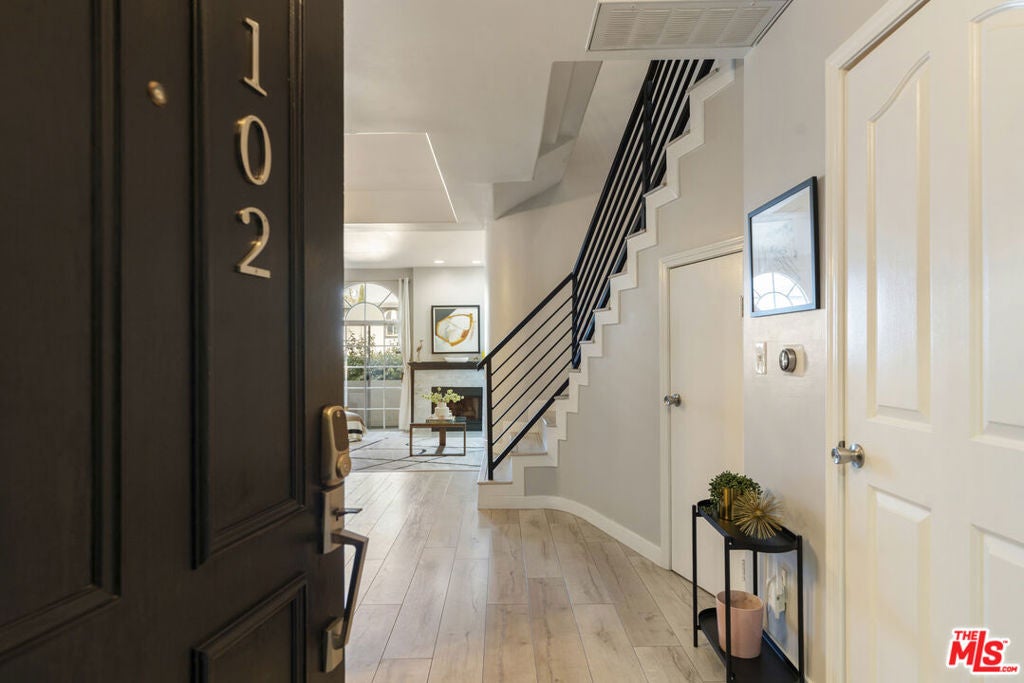 5848 W Olympic Boulevard 102, Los Angeles CA 90036