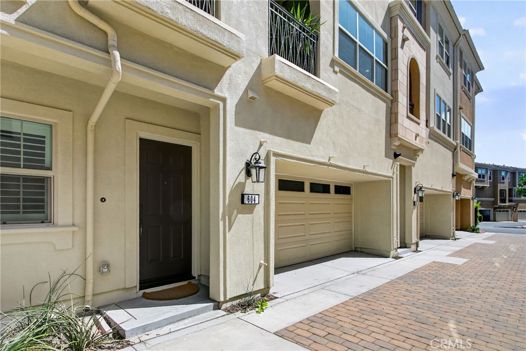 604 White Oaks