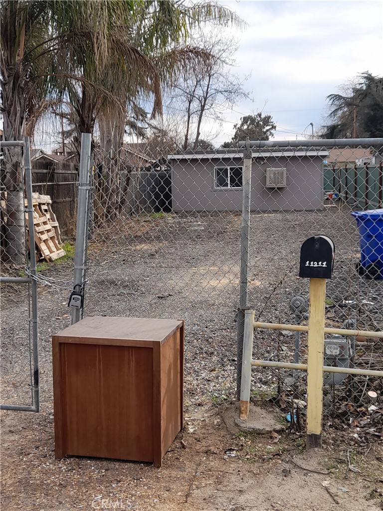 MIXED USE PROPERTY 2 BEDROOM 1 BATH HOME WITH LIVING ROOM AND KITCHEN PLUS FRONT AND BACK YARD AND A SIDE BIG 32X150 LOT FOR RESIDENTIAL -COMMERCIAL- INDUSTRIAL USE;