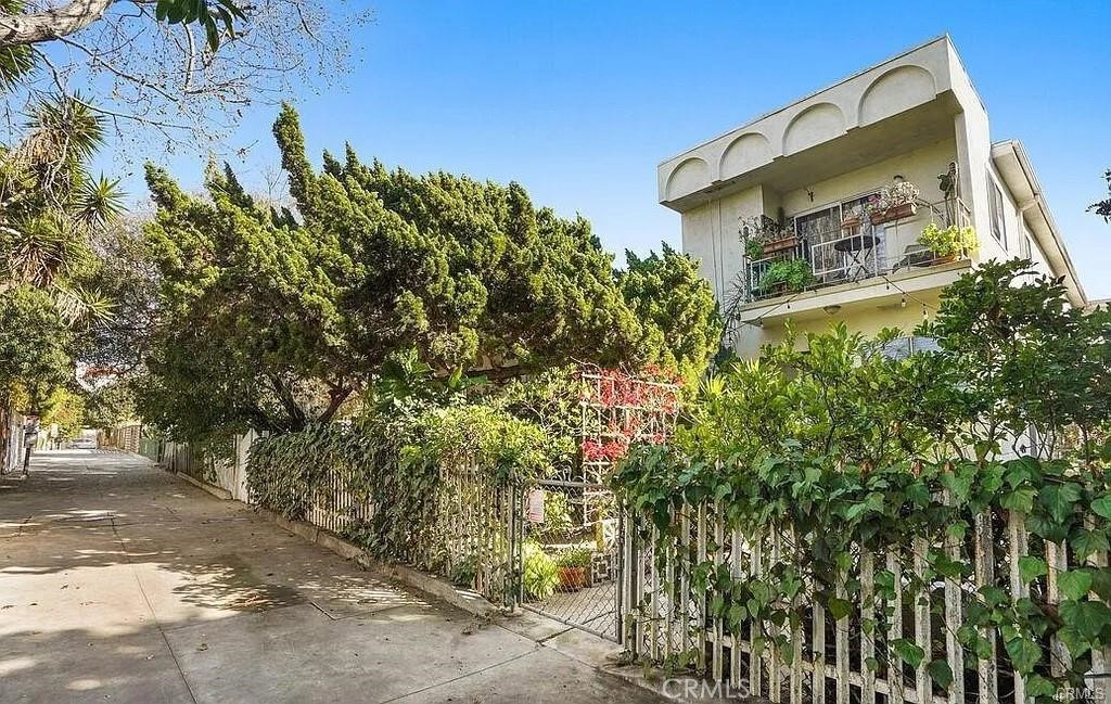 Stylish Remodeled Studio in Prime Venice Location
This beautifully updated studio features high-end finishes and modern appliances, creating a sleek and functional living space. A custom room divider enhances the layout with added privacy. Situated in a quiet complex with access to a lush, landscaped common area, the home is ideally located near Abbot Kinney, Rose Avenue, and Venice Beach. A true retreat in a vibrant coastal neighborhood.