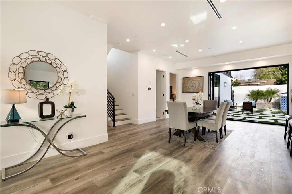 Photo of 5200 Avenida Oriente, Tarzana, CA 91356 (MLS # SR26100649)