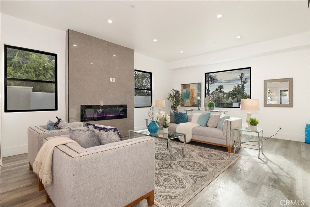 Photo of 5200 Avenida Oriente, Tarzana, CA 91356 (MLS # SR26100649)