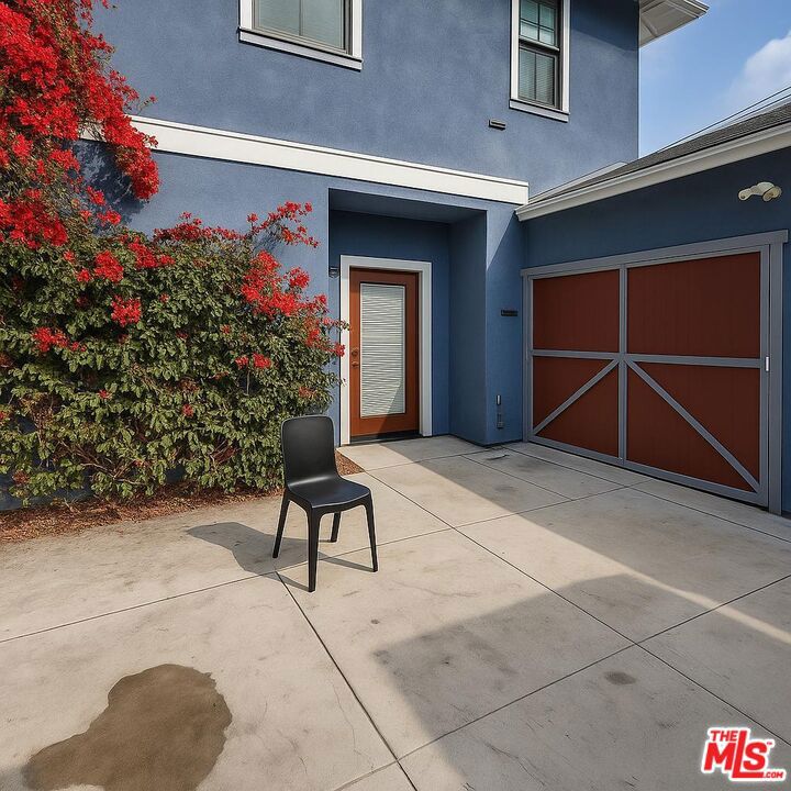 Looking for a convenient and comfortable place near USC? This fully furnished private bedroom and bathroom in a recently renovated 10-room house is perfect for USC students. The bedroom includes its own air conditioning and heating for personalized comfort. The house features modern finishes throughout, with a shared common area and kitchen for residents. A washer and dryer are available in the building for added convenience. Located less than a mile from USC, the home is within the USC Department of Public Safety patrol zone and just blocks from the USC shuttle, making it a safe and convenient option for students. You'll also be close to shops, restaurants, and other essential services. Don't miss out on this updated and well-located living space, contact us today for a tour! Move in special until May 31.