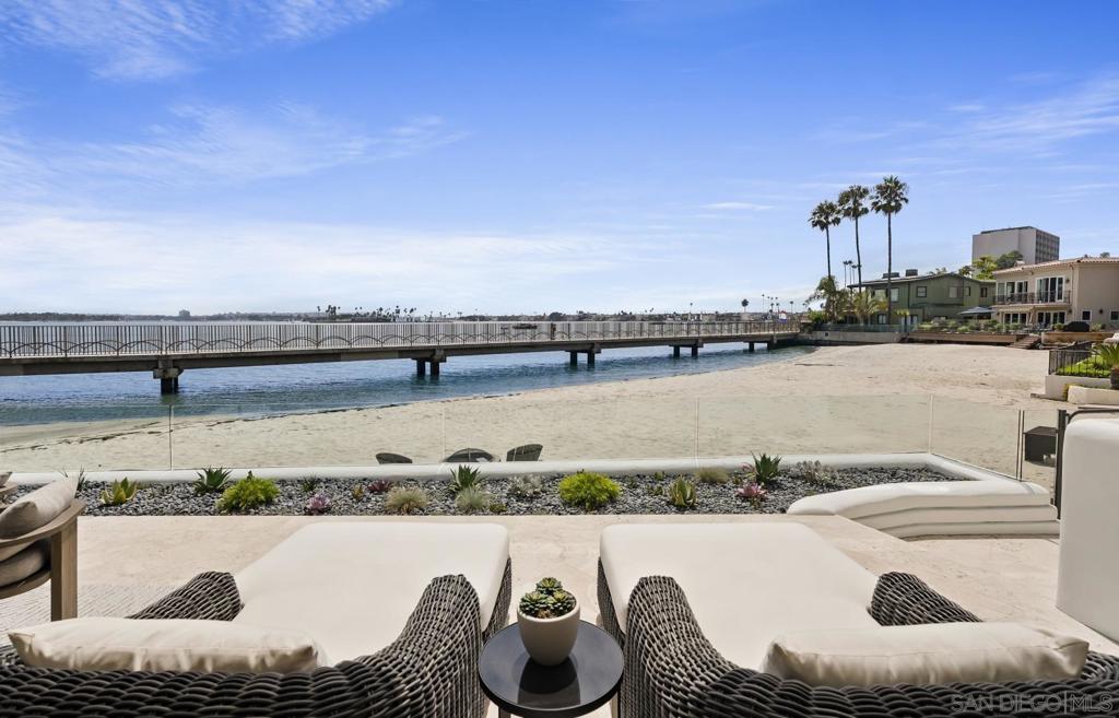 1053 E Briarfield Dr