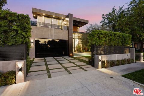 Photo of 418 N Sweetzer Avenue, Los Angeles, CA 90048 (MLS # 26667795)