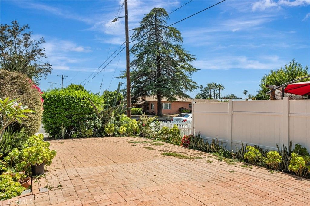 Photo of 7134 Stansbury Avenue, Van Nuys, CA 91405 (MLS # SR25131475)