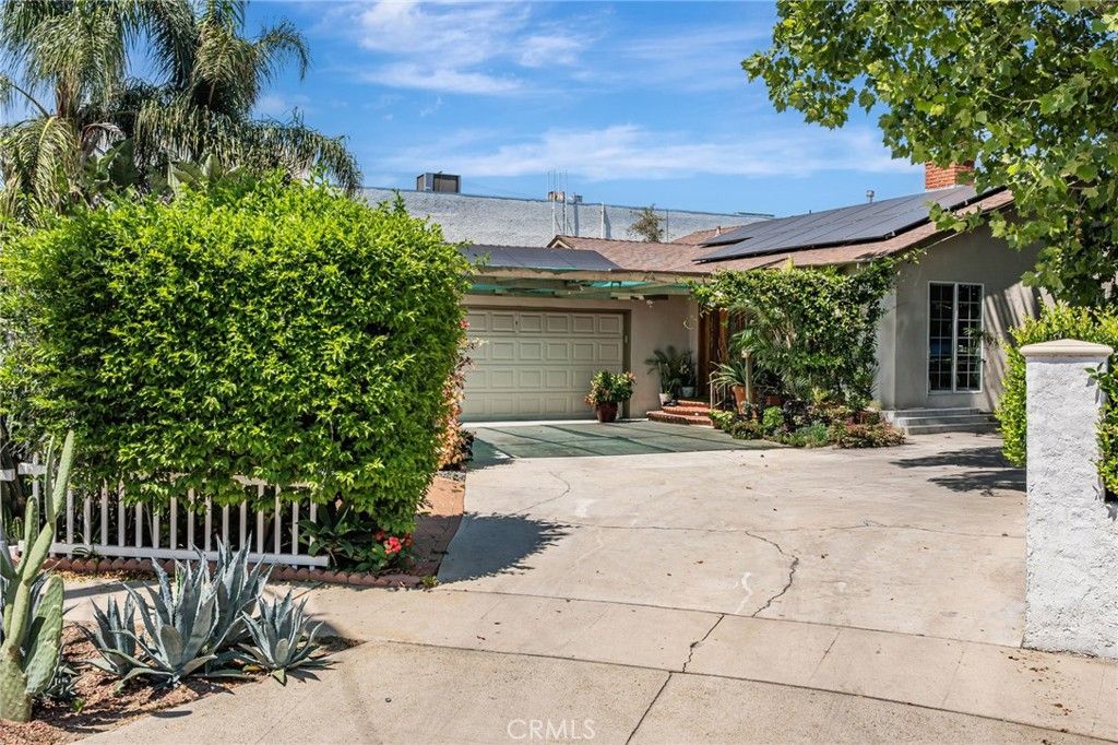 Photo of 7134 Stansbury Avenue, Van Nuys, CA 91405 (MLS # SR25131475)