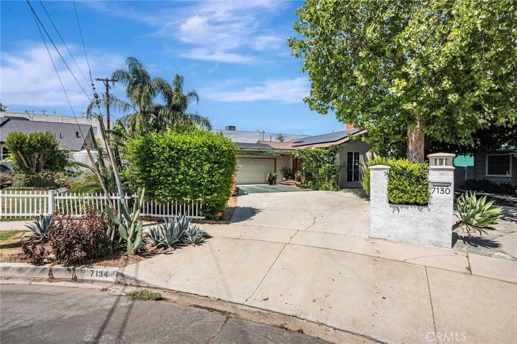 Photo of 7134 Stansbury Avenue, Van Nuys, CA 91405 (MLS # SR25131475)