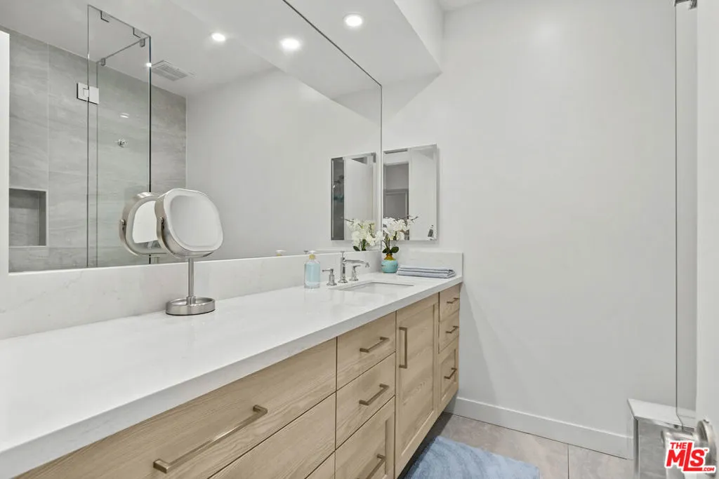 Los Angeles, California 90025, United States, 2 Bedrooms Bedrooms, ,2 BathroomsBathrooms,Residential,Pending,186164