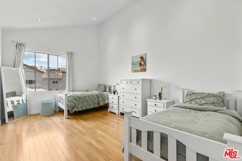 Los Angeles, California 90025, United States, 2 Bedrooms Bedrooms, ,2 BathroomsBathrooms,Residential,Pending,186164