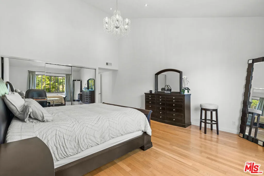 Los Angeles, California 90025, United States, 2 Bedrooms Bedrooms, ,2 BathroomsBathrooms,Residential,Pending,186164