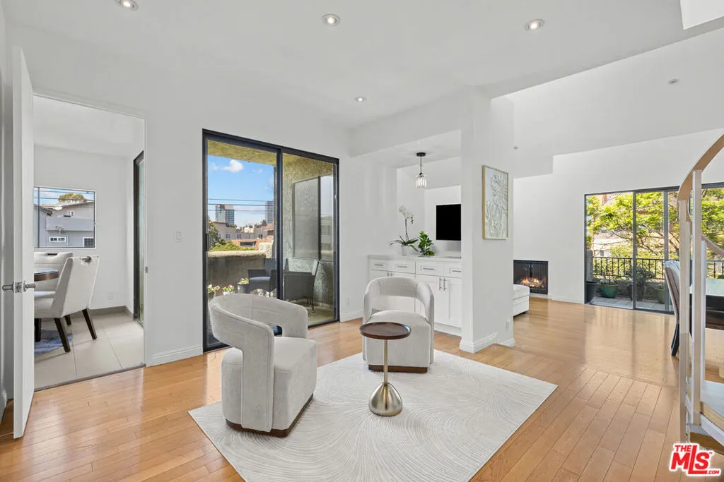 Los Angeles, California 90025, United States, 2 Bedrooms Bedrooms, ,2 BathroomsBathrooms,Residential,Pending,186164