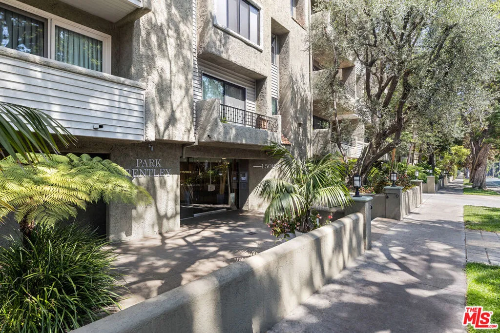 Los Angeles, California 90025, United States, 2 Bedrooms Bedrooms, ,2 BathroomsBathrooms,Residential,Pending,186164