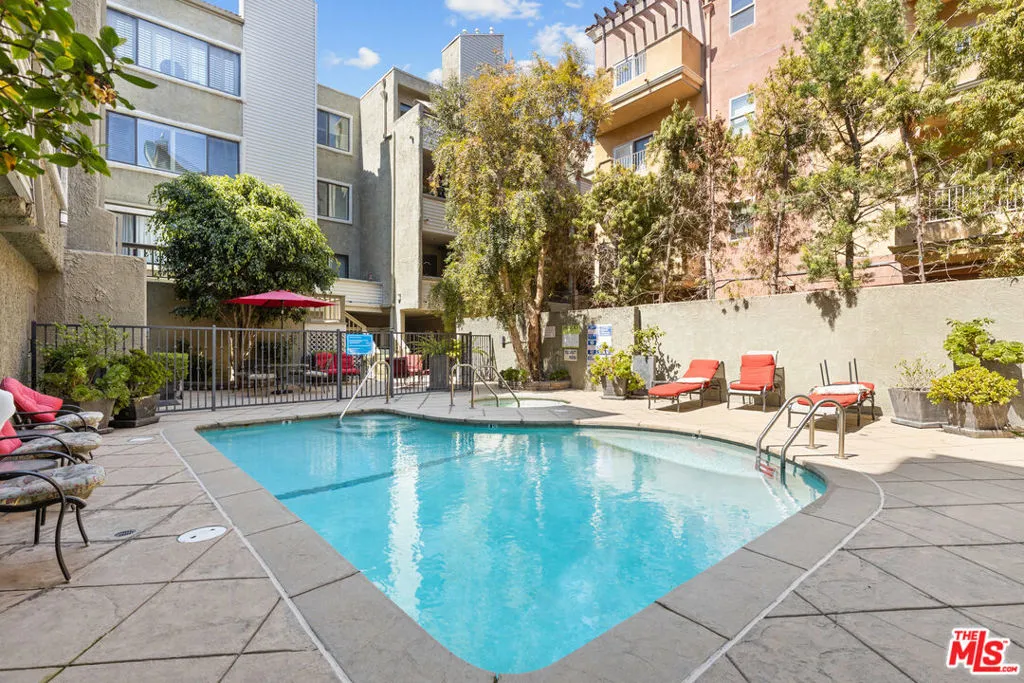 Los Angeles, California 90025, United States, 2 Bedrooms Bedrooms, ,2 BathroomsBathrooms,Residential,Pending,186164