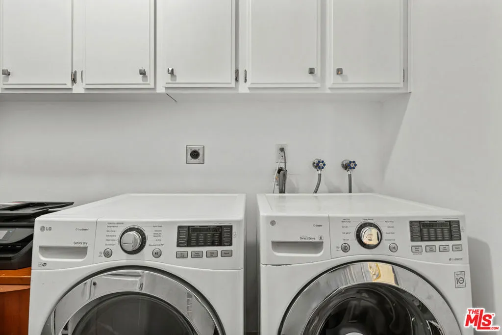 Los Angeles, California 90025, United States, 2 Bedrooms Bedrooms, ,2 BathroomsBathrooms,Residential,Pending,186164