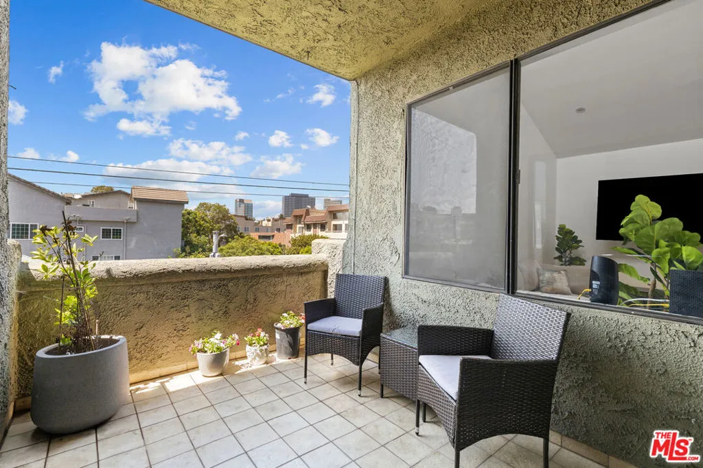 Los Angeles, California 90025, United States, 2 Bedrooms Bedrooms, ,2 BathroomsBathrooms,Residential,Pending,186164