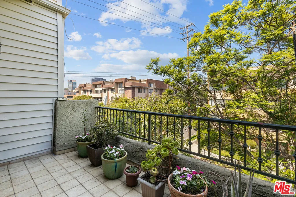 Los Angeles, California 90025, United States, 2 Bedrooms Bedrooms, ,2 BathroomsBathrooms,Residential,Pending,186164