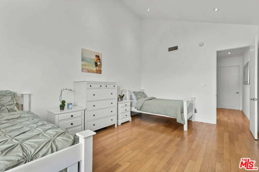 Los Angeles, California 90025, United States, 2 Bedrooms Bedrooms, ,2 BathroomsBathrooms,Residential,Pending,186164