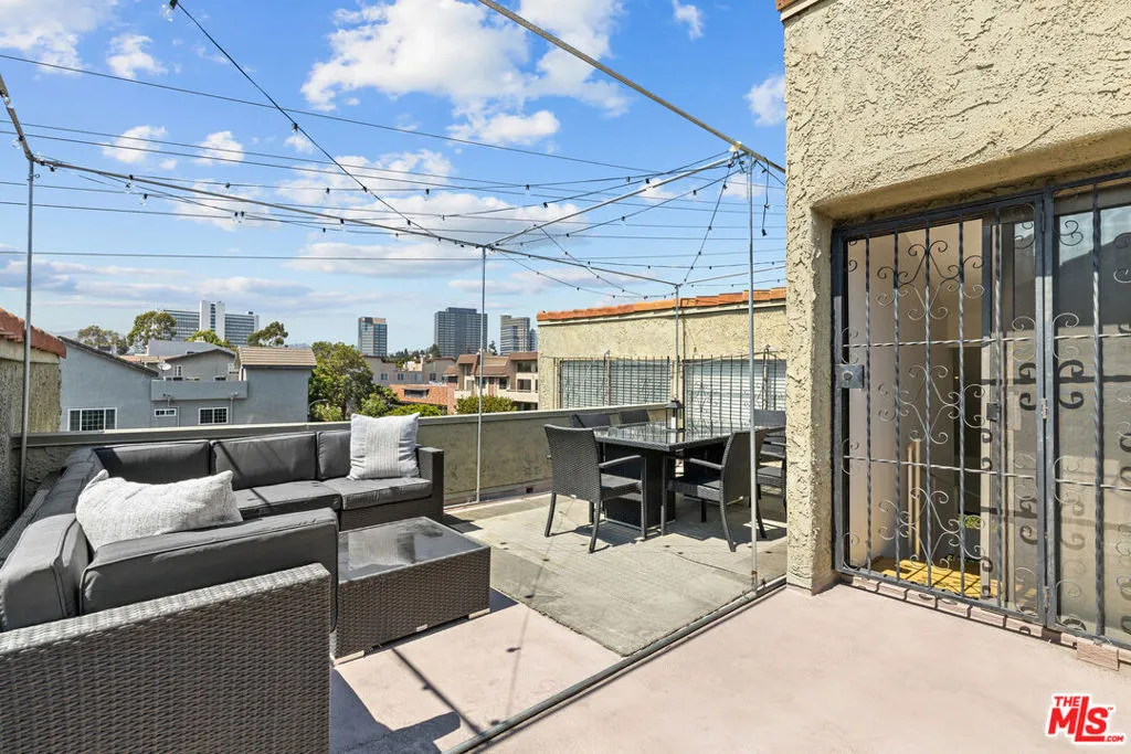 Los Angeles, California 90025, United States, 2 Bedrooms Bedrooms, ,2 BathroomsBathrooms,Residential,Pending,186164