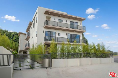 Photo of 257 S Park View Street, Los Angeles, CA 90057 (MLS # 25607565)