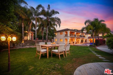 Photo of 10655 Camarillo Street, Toluca Lake, CA 91602 (MLS # 25580121)