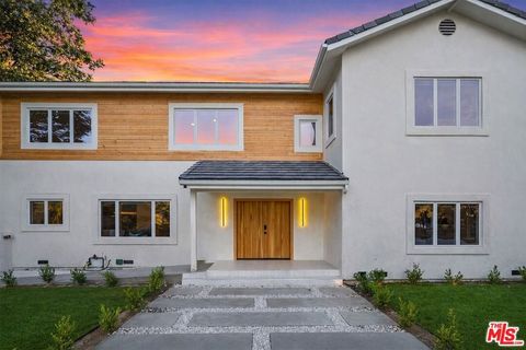 Photo of 5439 Gentry Avenue, Valley Village, CA 91607 (MLS # 26673761)