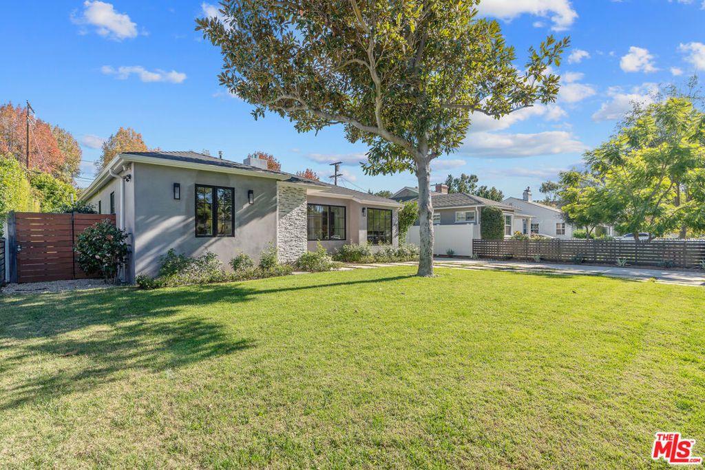Photo of 4518 Varna Avenue, Sherman Oaks, CA 91423 (MLS # 26636217)