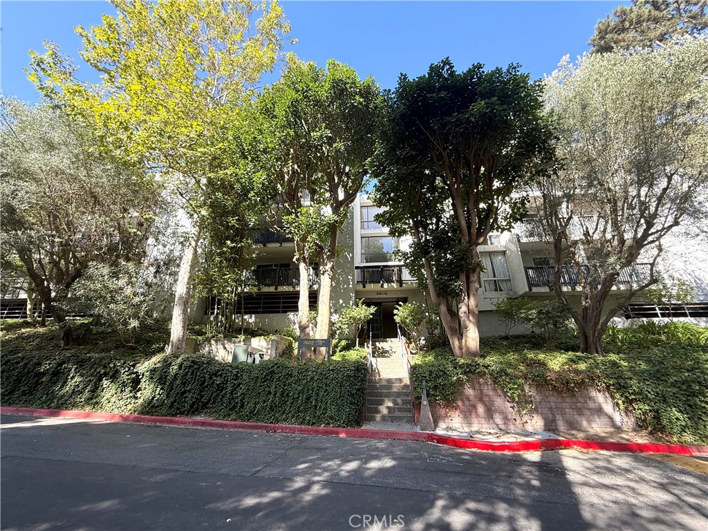Welcome to The Estates in Rolling Hills Estates! This beautifully maintained 2-bedroom, 2-bath condo offers comfort, convenience, and resort-style living. Located on the third floor, the home features a bright and spacious open layout with abundant natural light, a private balcony with treetop views, and a well-designed kitchen with plenty of cabinet space. Spacious living room with sliding glass doors creating indoor-outdoor flow. Both bedrooms are generously sized with walk in closets, including a primary suite with a private bath. Plenty of closet and cabinet space throughout.
Residents enjoy access to exceptional community amenities, including a sparkling pool and spa, tennis courts, fitness center, clubhouse, and lush landscaped grounds. The unit includes 3 car parking: two assigned tandem parking spaces and one assigned carport. Easy access to onsite laundry facilities.
Perfectly situated near Peninsula Center shopping, restaurants, hiking trails, and award-winning Palos Verdes schools, this lease offers the best of South Bay living.