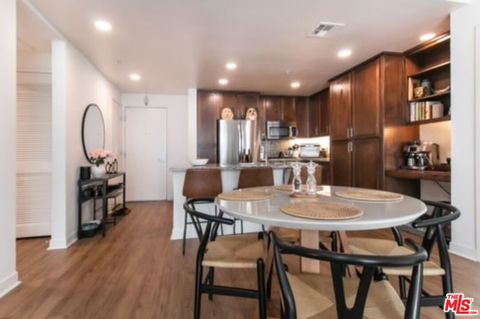 Photo of 21301 Erwin Street #414, Woodland Hills, CA 91367 (MLS # 26656337)