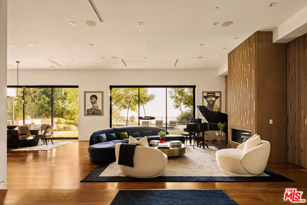 1723 Rising Glen Road